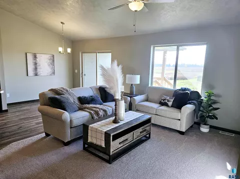 1213 NE 11th St, Madison, SD 57042 photo 4