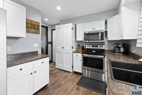 112 E Glenwood Dr, Brandon, SD 57005 photo 8