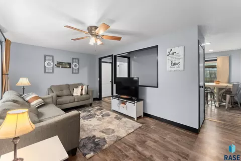 112 E Glenwood Dr, Brandon, SD 57005 photo 6