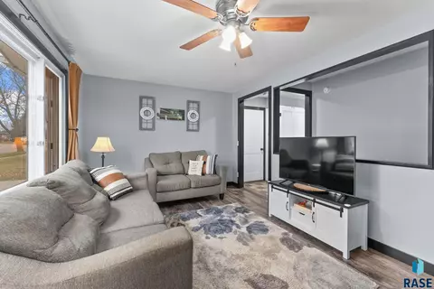 112 E Glenwood Dr, Brandon, SD 57005 photo 3