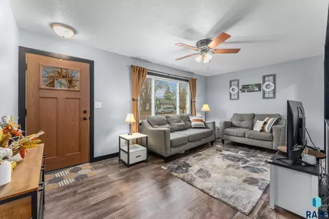 112 E Glenwood Dr, Brandon, SD 57005 photo 2