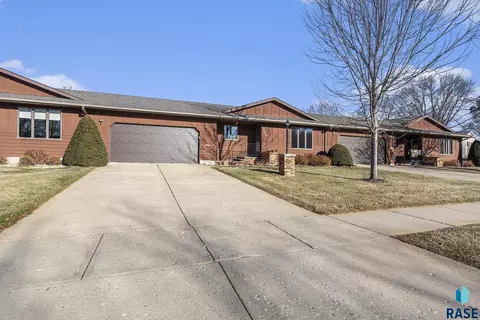 928 NE 3rd St, Madison, SD 57042 photo 2