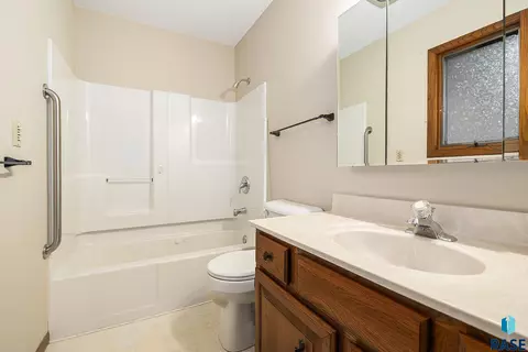 928 NE 3rd St, Madison, SD 57042 photo 18