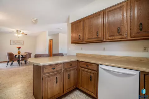 928 NE 3rd St, Madison, SD 57042 photo 12