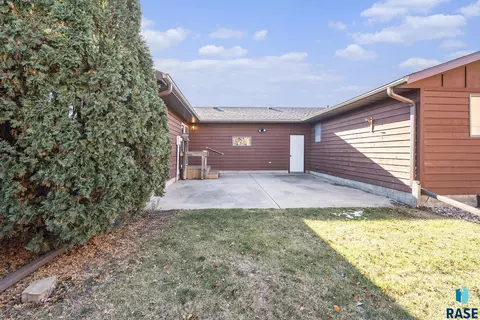 928 NE 3rd St, Madison, SD 57042 photo 28