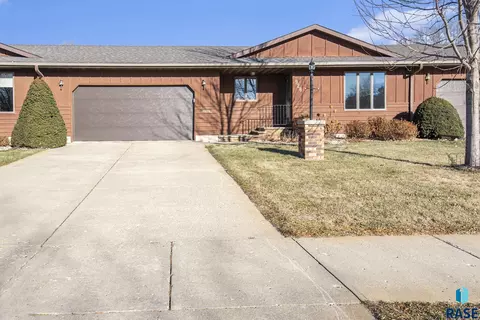 928 NE 3rd St, Madison, SD 57042 photo 3