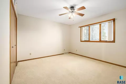 928 NE 3rd St, Madison, SD 57042 photo 17