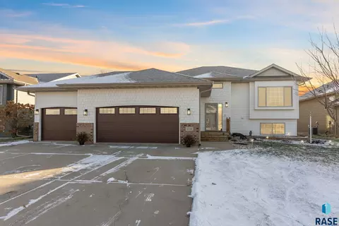 2216 S Ollerich Ave, Sioux Falls, SD 57106