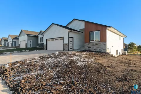 1701 E 70th St N, Sioux Falls, SD 57104 photo 2