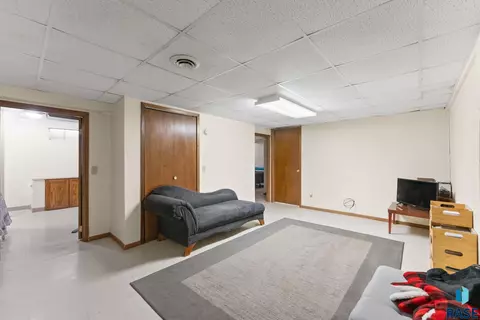 503 S 3rd St, Beresford, SD 57004 photo 29