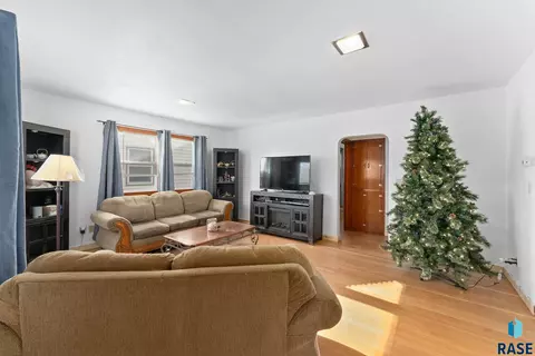 503 S 3rd St, Beresford, SD 57004 photo 9