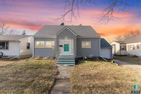 503 S 3rd St, Beresford, SD 57004 photo 2