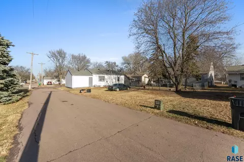 503 S 3rd St, Beresford, SD 57004 photo 46