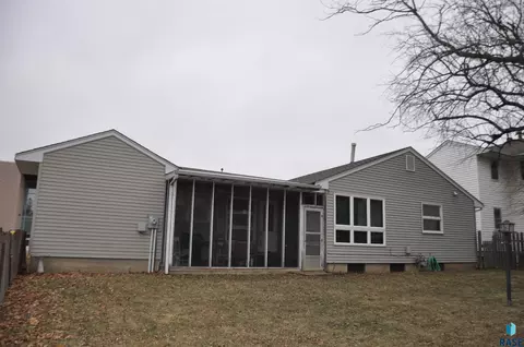 417 NE 7th St, Madison, SD 57042 photo 4