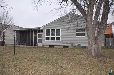 417 NE 7th St, Madison, SD 57042 photo 3