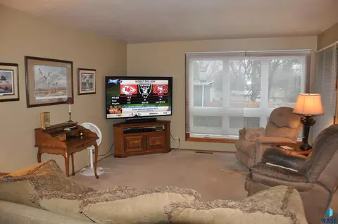 417 NE 7th St, Madison, SD 57042 photo 12