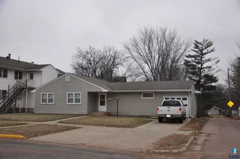 417 NE 7th St, Madison, SD 57042 photo 2