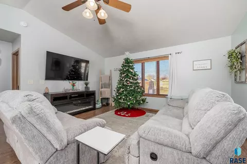 5609 S Mandy Ave, Sioux Falls, SD 57106 photo 5