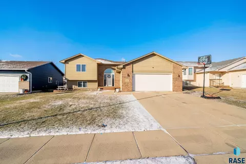 5609 S Mandy Ave, Sioux Falls, SD 57106 photo 3