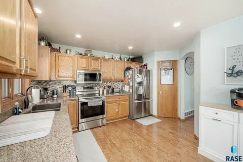 5609 S Mandy Ave, Sioux Falls, SD 57106 photo 9