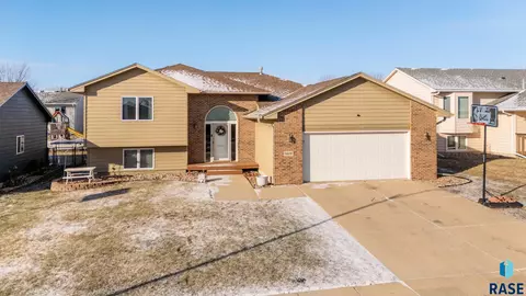 5609 S Mandy Ave, Sioux Falls, SD 57106 photo 2