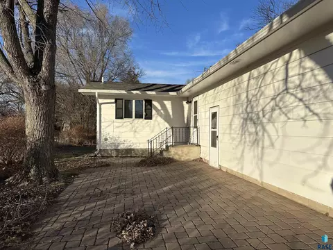 421 S Cherry St, Freeman, SD 57029 photo 7