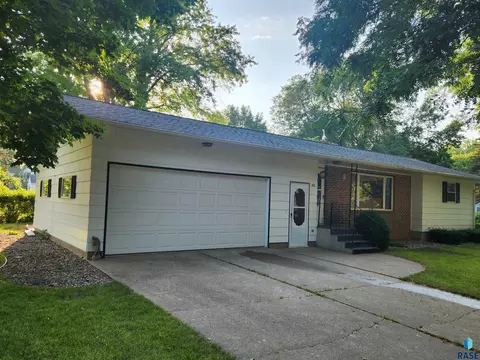 421 S Cherry St, Freeman, SD 57029 photo 2
