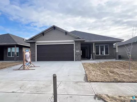 1508 S Meadowland Ave, Sioux Falls, SD 57106