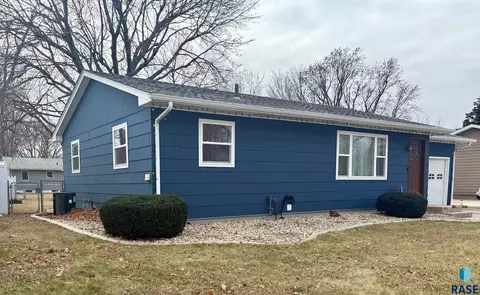 1513 E 5th Ave, Mitchell, SD 57301 photo 3