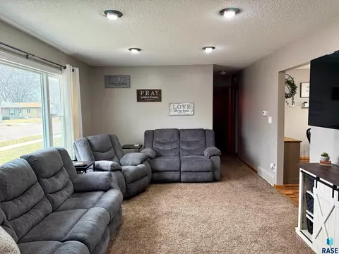 1513 E 5th Ave, Mitchell, SD 57301 photo 17