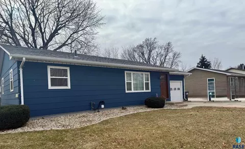 1513 E 5th Ave, Mitchell, SD 57301 photo 2
