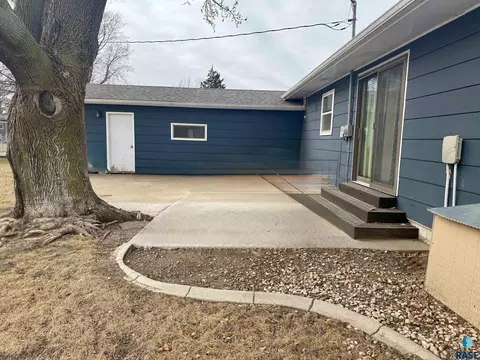 1513 E 5th Ave, Mitchell, SD 57301 photo 4