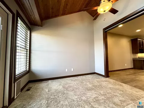 1502 Summit Ln, Yankton, SD 57078 photo 7