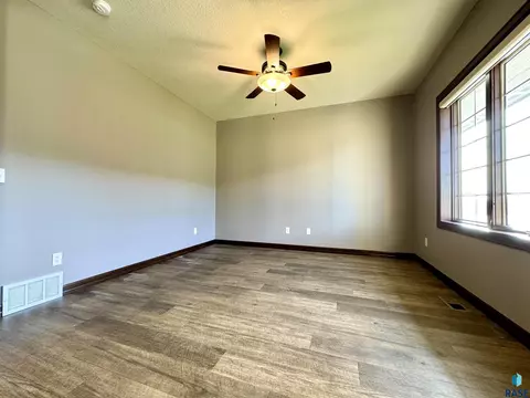 1502 Summit Ln, Yankton, SD 57078 photo 2