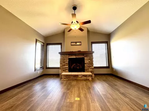 1502 Summit Ln, Yankton, SD 57078 photo 9
