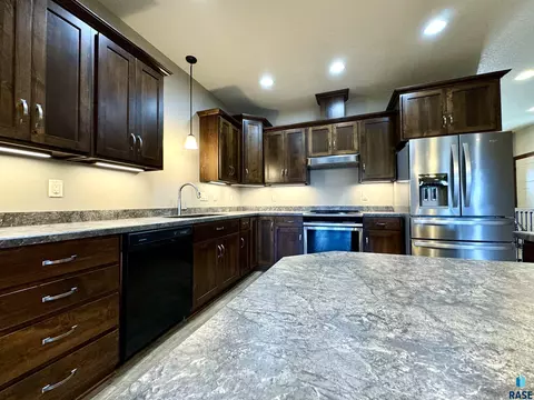 1502 Summit Ln, Yankton, SD 57078 photo 4