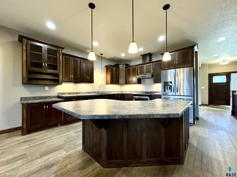 1502 Summit Ln, Yankton, SD 57078 photo 3