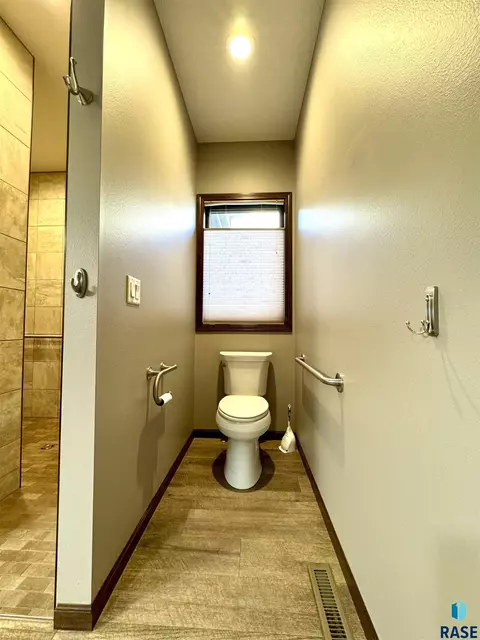 1502 Summit Ln, Yankton, SD 57078 photo 16