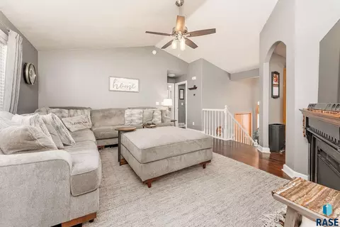 5808 S Cain Ave, Sioux Falls, SD 57106 photo 2