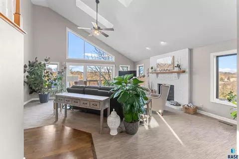 2704 E Thomas Cir, Sioux Falls, SD 57103 photo 4
