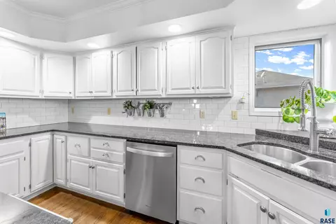 2704 E Thomas Cir, Sioux Falls, SD 57103 photo 9