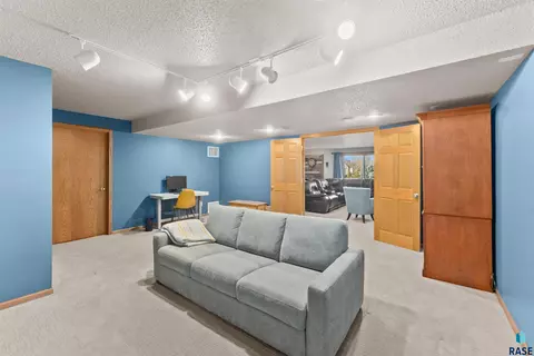 2704 E Thomas Cir, Sioux Falls, SD 57103 photo 48