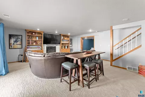 2704 E Thomas Cir, Sioux Falls, SD 57103 photo 6