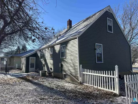 622 S Walnut St, Freeman, SD 57029 photo 4