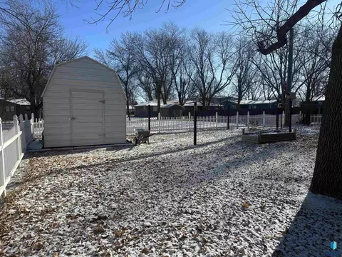 622 S Walnut St, Freeman, SD 57029 photo 5