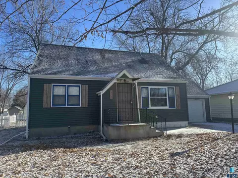 622 S Walnut St, Freeman, SD 57029 photo 2
