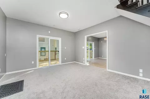 951 W 8th St, Sioux Falls, SD 57104 photo 4