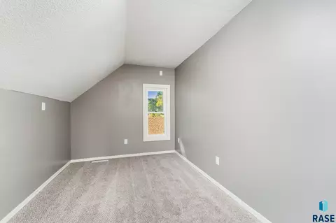 951 W 8th St, Sioux Falls, SD 57104 photo 17