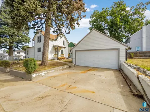 951 W 8th St, Sioux Falls, SD 57104 photo 2
