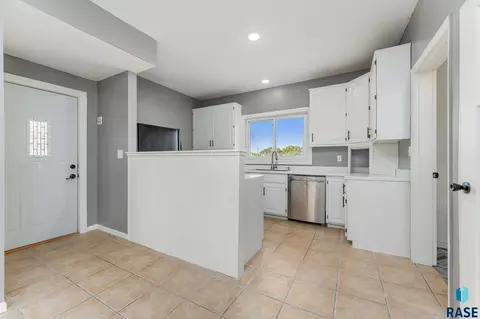 951 W 8th St, Sioux Falls, SD 57104 photo 7